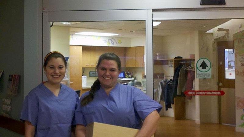 医院里两个快乐的护士