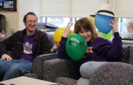 学生们在沙发上玩气球